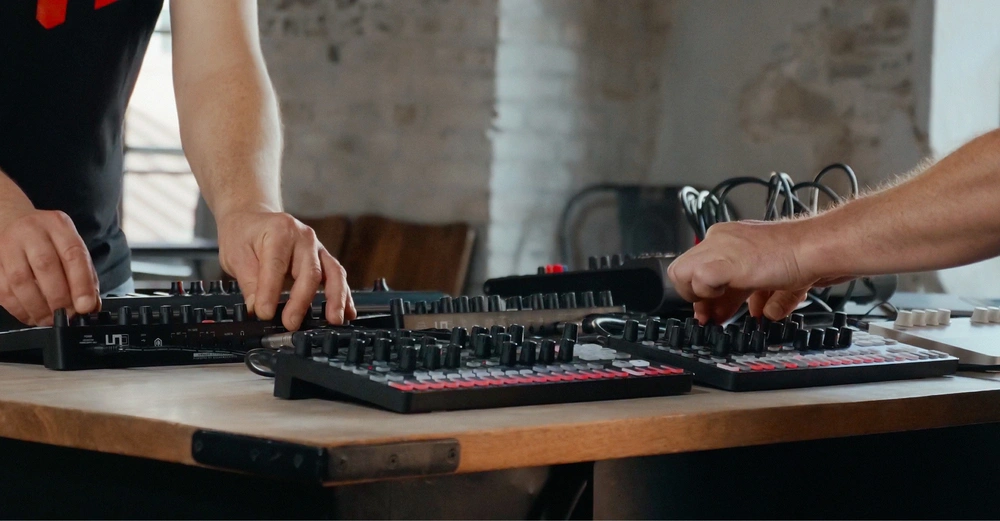 ik-multimedia-uno-synth-pro-x-parametrik-sintisizer-asimetrik-e-ticaret-gorsel4